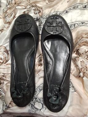 Tory Burch Black Pebbled Leather Logo Round-Toe Ballet Flats